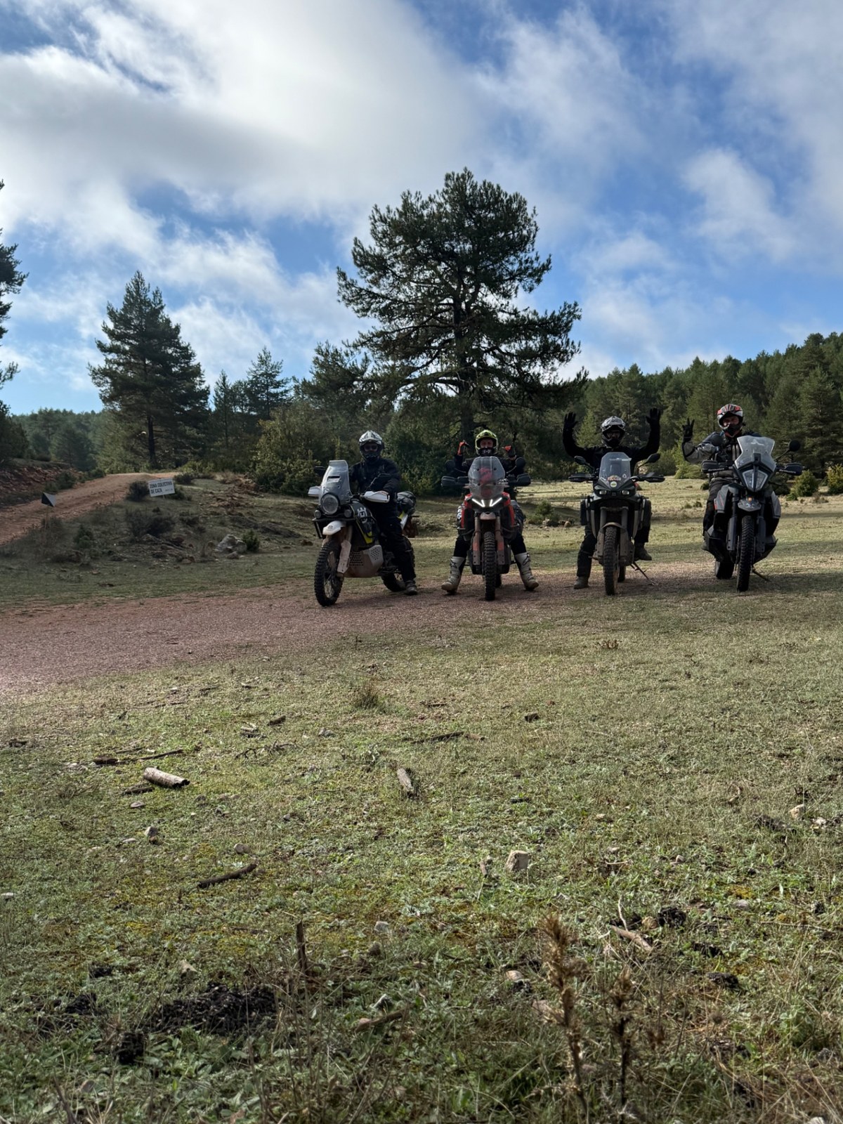 Pilotos y motos trail durante una salida por una pista de bosque