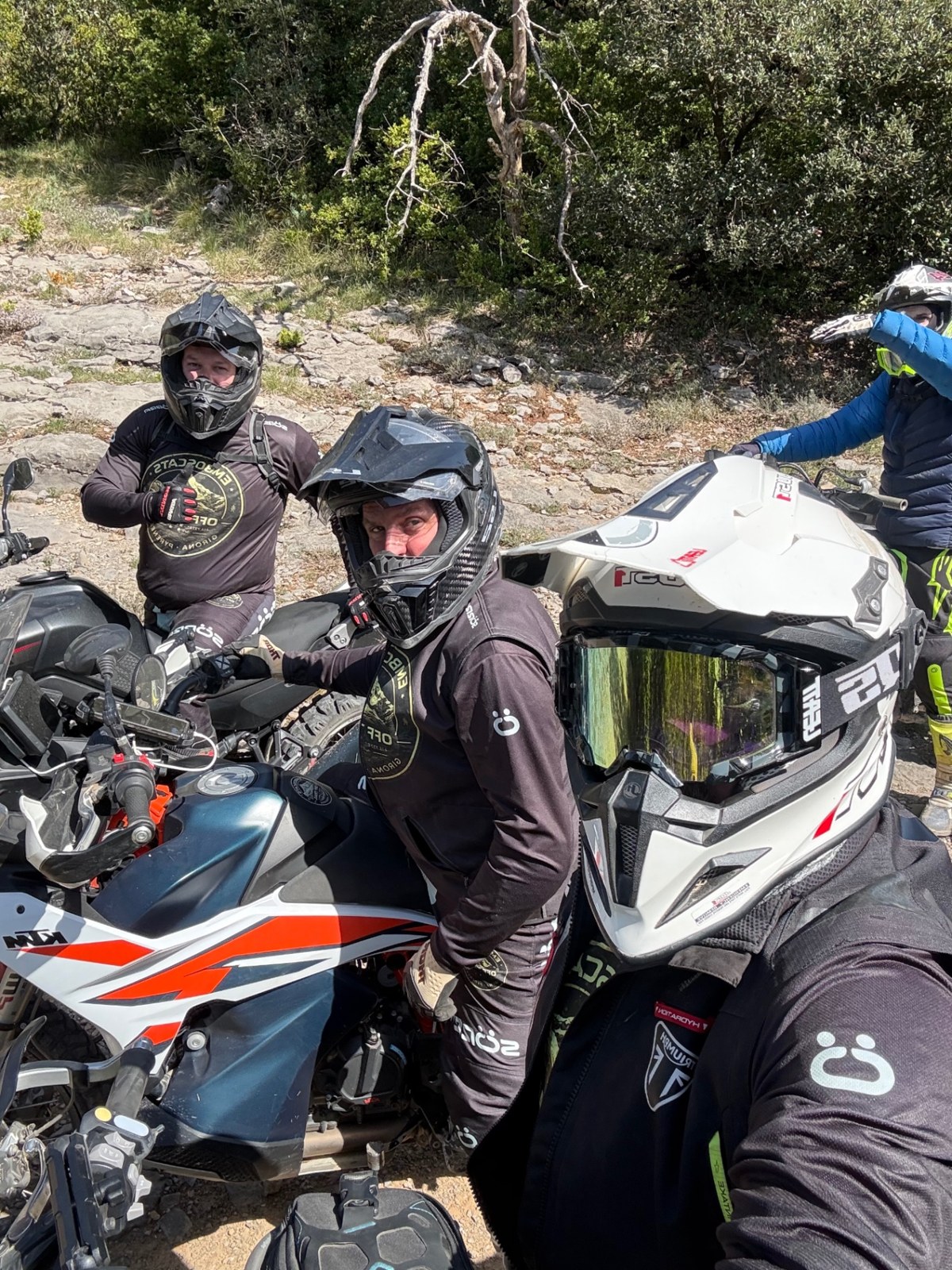 Compañeros y motos durante una pausa de la ruta offroad
