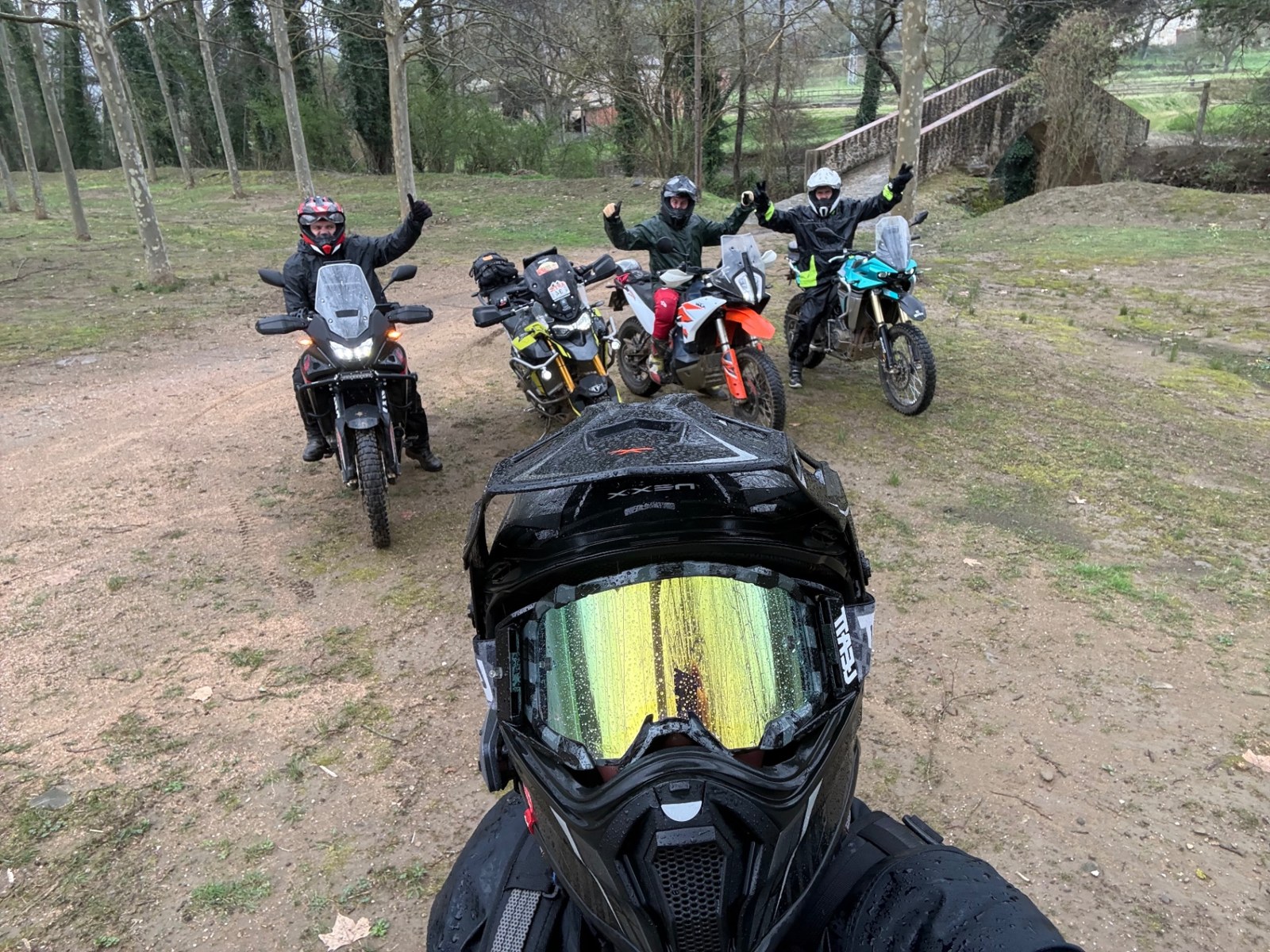 Foto de grupo con las motos en un claro del bosque